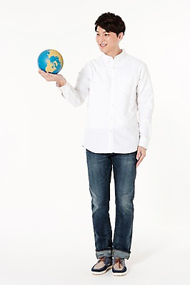 포토 JPG 스튜디오촬영 전신 남자 실내 한명 서기 웃음 들기 성인 앞모습 30대 글로벌 지구본 한국인 흰배경 성인남자한명만 국내포토 1 뷰포인트 백그라운드 모션 표정 사람 동양인 내부 장년 흰색 남자한명만 성인남자만 파일형식