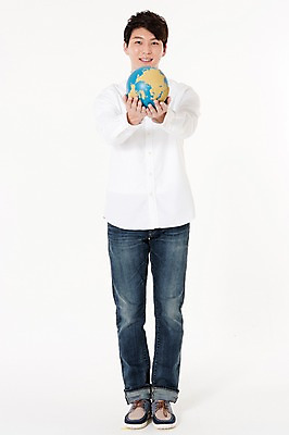 포토 JPG 스튜디오촬영 전신 남자 실내 한명 서기 웃음 들기 성인 앞모습 30대 글로벌 지구본 한국인 흰배경 성인남자한명만 국내포토 1 뷰포인트 백그라운드 모션 표정 사람 동양인 내부 장년 흰색 남자한명만 성인남자만 파일형식