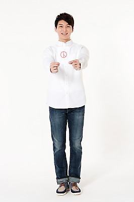 포토 JPG 스튜디오촬영 전신 남자 실내 한명 서기 웃음 들기 성인 앞모습 30대 한국인 선거 알림 흰배경 투표용지 성인남자한명만 유권자 국내포토 1 뷰포인트 백그라운드 모션 표정 사람 동양인 내부 장년 흰색 투표 민주주의 남자한명만 성인남자만 파일형식