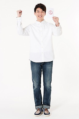 포토 JPG 스튜디오촬영 전신 남자 실내 한명 서기 웃음 들기 성인 앞모습 30대 파이팅 한국인 선거 알림 흰배경 투표용지 성인남자한명만 유권자 국내포토 1 뷰포인트 백그라운드 모션 표정 사람 동양인 내부 장년 흰색 투표 민주주의 남자한명만 성인남자만 파일형식