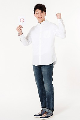 포토 JPG 스튜디오촬영 전신 남자 실내 한명 서기 웃음 들기 성인 앞모습 30대 파이팅 한국인 선거 알림 흰배경 투표용지 성인남자한명만 유권자 국내포토 1 뷰포인트 백그라운드 모션 표정 사람 동양인 내부 장년 흰색 투표 민주주의 남자한명만 성인남자만 파일형식
