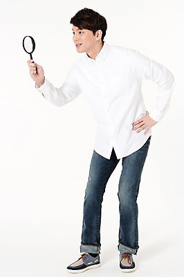 포토 JPG 스튜디오촬영 전신 응시 남자 허리손 돋보기 실내 한명 서기 들기 성인 옆모습 30대 한국인 관찰 호기심 흰배경 성인남자한명만 국내포토 1 시선 감정 뷰포인트 포즈 백그라운드 컨셉 모션 사람 동양인 내부 장년 흰색 남자한명만 성인남자만 파일형식