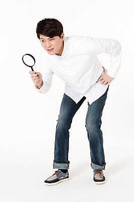 포토 JPG 스튜디오촬영 전신 응시 남자 허리손 돋보기 실내 한명 서기 들기 성인 앞모습 30대 한국인 관찰 호기심 흰배경 성인남자한명만 국내포토 1 시선 감정 뷰포인트 포즈 백그라운드 컨셉 모션 사람 동양인 내부 장년 흰색 남자한명만 성인남자만 파일형식