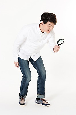 포토 JPG 스튜디오촬영 전신 응시 남자 돋보기 실내 한명 서기 들기 성인 옆모습 30대 한국인 관찰 호기심 흰배경 성인남자한명만 국내포토 1 시선 감정 뷰포인트 백그라운드 컨셉 모션 사람 동양인 내부 장년 흰색 남자한명만 성인남자만 파일형식