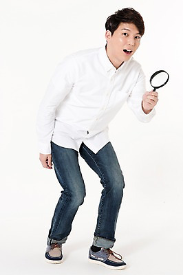 포토 JPG 스튜디오촬영 전신 남자 돋보기 실내 한명 서기 들기 성인 옆모습 30대 한국인 관찰 호기심 흰배경 성인남자한명만 국내포토 1 감정 뷰포인트 백그라운드 컨셉 모션 사람 동양인 내부 장년 흰색 남자한명만 성인남자만 파일형식