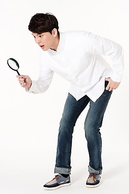 포토 JPG 스튜디오촬영 전신 응시 남자 허리손 돋보기 실내 한명 서기 들기 성인 옆모습 30대 한국인 관찰 호기심 흰배경 성인남자한명만 국내포토 1 시선 감정 뷰포인트 포즈 백그라운드 컨셉 모션 사람 동양인 내부 장년 흰색 남자한명만 성인남자만 파일형식