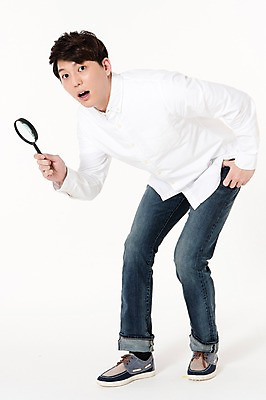 포토 JPG 스튜디오촬영 전신 남자 허리손 돋보기 실내 한명 서기 들기 성인 옆모습 30대 한국인 관찰 호기심 흰배경 성인남자한명만 국내포토 1 감정 뷰포인트 포즈 백그라운드 컨셉 모션 사람 동양인 내부 장년 흰색 남자한명만 성인남자만 파일형식