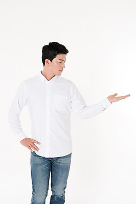 포토 JPG 스튜디오촬영 응시 남자 허리손 안내 실내 한명 서기 손짓 상반신 성인 앞모습 30대 한국인 흰배경 성인남자한명만 국내포토 1 시선 뷰포인트 포즈 백그라운드 모션 사람 동양인 내부 장년 흰색 남자한명만 성인남자만 파일형식