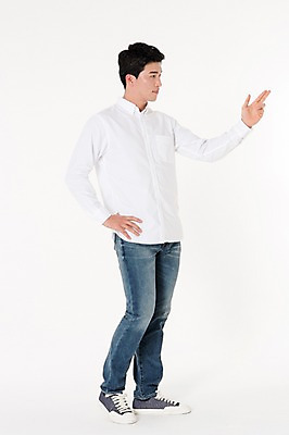포토 JPG 스튜디오촬영 전신 응시 남자 실내 한명 서기 손짓 성인 옆모습 30대 한국인 흰배경 성인남자한명만 국내포토 1 시선 뷰포인트 백그라운드 모션 사람 동양인 내부 장년 흰색 남자한명만 성인남자만 파일형식
