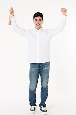 포토 JPG 스튜디오촬영 전신 남자 실내 한명 서기 웃음 들기 성인 앞모습 30대 손들기 파이팅 한국인 흰배경 금메달 성인남자한명만 국내포토 1 뷰포인트 백그라운드 모션 표정 사람 동양인 내부 장년 흰색 메달 남자한명만 성인남자만 파일형식