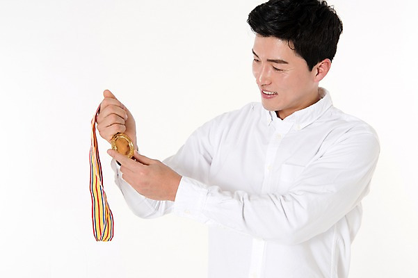 포토 JPG 스튜디오촬영 응시 남자 실내 한명 서기 웃음 들기 상반신 성인 옆모습 30대 한국인 흰배경 금메달 성인남자한명만 국내포토 1 시선 뷰포인트 백그라운드 모션 표정 사람 동양인 내부 장년 흰색 메달 남자한명만 성인남자만 파일형식