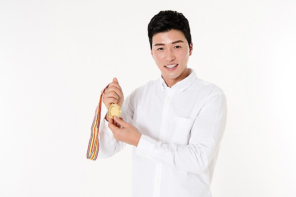 포토 JPG 스튜디오촬영 남자 실내 한명 서기 웃음 들기 상반신 성인 앞모습 30대 한국인 흰배경 금메달 성인남자한명만 국내포토 1 뷰포인트 모션 표정 사람 동양인 내부 장년 흰색 메달 남자한명만 성인남자만 파일형식 컬러 인종 상 남자만 성인만 상패 우승 최고