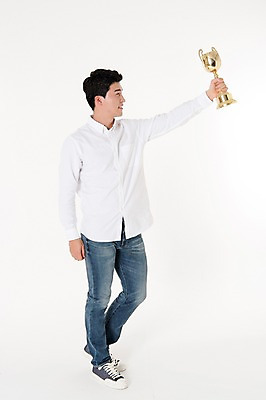 포토 JPG 스튜디오촬영 전신 응시 남자 실내 한명 서기 웃음 들기 성인 앞모습 30대 한국인 우승 트로피 흰배경 성인남자한명만 국내포토 1 시선 뷰포인트 모션 표정 사람 동양인 내부 장년 흰색 최고 상 남자한명만 성인남자만 파일형식 컬러 인종 상패 남자만 성인만