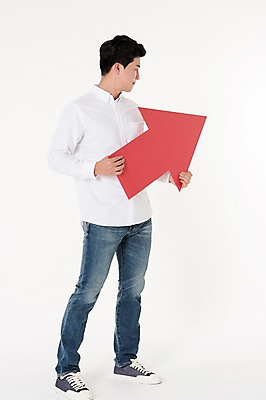 포토 JPG 스튜디오촬영 전신 배너 응시 남자 화살표 실내 한명 서기 들기 성인 옆모습 30대 한국인 흰배경 상승 성인남자한명만 국내포토 1 시선 뷰포인트 백그라운드 컨셉 모션 사람 동양인 내부 장년 흰색 남자한명만 성인남자만 파일형식