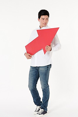 포토 JPG 스튜디오촬영 전신 배너 응시 남자 화살표 실내 한명 서기 들기 성인 앞모습 30대 한국인 흰배경 상승 성인남자한명만 국내포토 1 시선 뷰포인트 백그라운드 컨셉 모션 사람 동양인 내부 장년 흰색 남자한명만 성인남자만 파일형식