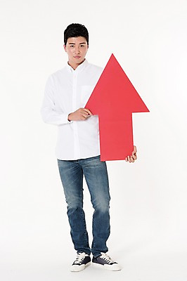 포토 JPG 스튜디오촬영 전신 배너 남자 화살표 실내 한명 서기 들기 성인 앞모습 30대 한국인 흰배경 상승 성인남자한명만 국내포토 1 뷰포인트 백그라운드 컨셉 모션 사람 동양인 내부 장년 흰색 남자한명만 성인남자만 파일형식
