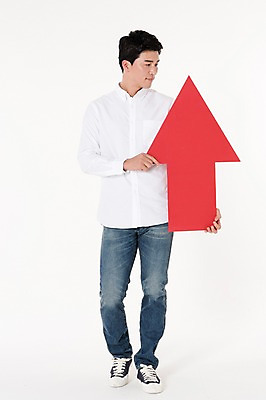 포토 JPG 스튜디오촬영 전신 배너 응시 남자 화살표 실내 한명 서기 들기 성인 앞모습 30대 한국인 흰배경 상승 성인남자한명만 국내포토 1 시선 뷰포인트 백그라운드 컨셉 모션 사람 동양인 내부 장년 흰색 남자한명만 성인남자만 파일형식
