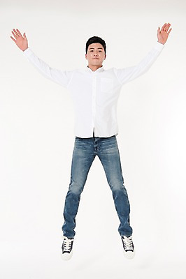 포토 JPG 스튜디오촬영 전신 남자 실내 한명 서기 웃음 성인 앞모습 30대 손들기 점프 만세 한국인 흰배경 성인남자한명만 국내포토 1 뷰포인트 백그라운드 모션 표정 사람 동양인 내부 장년 흰색 남자한명만 성인남자만 파일형식
