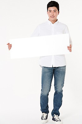 포토 JPG 스튜디오촬영 전신 배너 남자 사각프레임 프레임 실내 한명 서기 웃음 들기 성인 앞모습 30대 한국인 흰배경 성인남자한명만 국내포토 1 뷰포인트 백그라운드 모션 표정 사람 동양인 내부 장년 사각형 흰색 남자한명만 성인남자만 파일형식