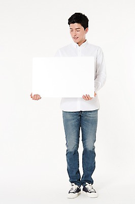 포토 JPG 스튜디오촬영 전신 배너 남자 사각프레임 프레임 실내 한명 서기 웃음 들기 성인 앞모습 30대 한국인 흰배경 성인남자한명만 국내포토 1 뷰포인트 백그라운드 모션 표정 사람 동양인 내부 장년 사각형 흰색 남자한명만 성인남자만 파일형식