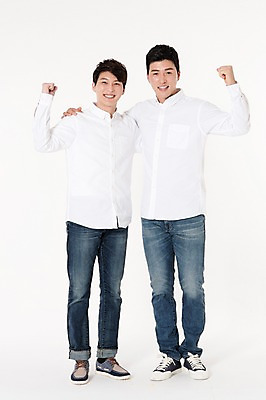 포토 JPG 스튜디오촬영 전신 남자 남방 어깨동무 함께함 실내 서기 웃음 두명 앞모습 캐주얼 30대 친구 파이팅 우정 한국인 청바지 흰배경 성인남자만 국내포토 옷 뷰포인트 포즈 백그라운드 컨셉 셔츠 바지 관계 모션 표정 사람 동양인 내부 장년 흰색 남자만 성인만 파일형식