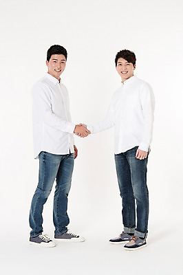 포토 JPG 스튜디오촬영 전신 남자 남방 악수 함께함 실내 서기 웃음 두명 옆모습 캐주얼 30대 친구 손잡기 우정 한국인 청바지 흰배경 성인남자만 국내포토 옷 뷰포인트 백그라운드 컨셉 셔츠 바지 관계 모션 표정 사람 동양인 손짓 내부 장년 흰색 남자만 성인만 파일형식 컬러 상의 하의 인종