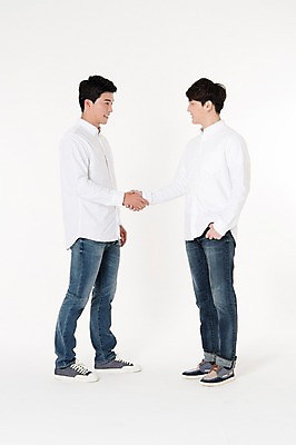 포토 JPG 스튜디오촬영 전신 남자 남방 악수 함께함 실내 서기 웃음 두명 옆모습 캐주얼 30대 친구 마주보기 우정 한국인 청바지 흰배경 성인남자만 국내포토 옷 뷰포인트 백그라운드 컨셉 셔츠 바지 관계 모션 표정 사람 동양인 손짓 내부 장년 흰색 남자만 성인만 파일형식 컬러 상의 하의 인종