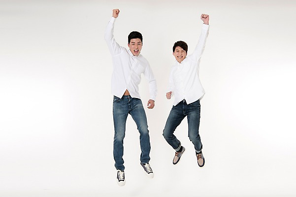 포토 JPG 스튜디오촬영 전신 남자 남방 함께함 실내 웃음 두명 앞모습 캐주얼 30대 친구 손들기 점프 우정 활발 한국인 청바지 흰배경 성인남자만 국내포토 옷 뷰포인트 백그라운드 컨셉 셔츠 바지 관계 모션 표정 사람 동양인 내부 장년 흰색 남자만 성인만 파일형식