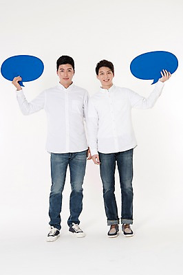 포토 JPG 스튜디오촬영 전신 배너 남자 말풍선 남방 프레임 함께함 실내 서기 웃음 들기 두명 앞모습 캐주얼 30대 친구 우정 한국인 청바지 흰배경 성인남자만 국내포토 옷 뷰포인트 백그라운드 컨셉 셔츠 바지 관계 모션 표정 사람 동양인 내부 장년 흰색 남자만 성인만 파일형식