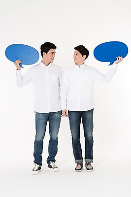 포토 JPG 스튜디오촬영 전신 배너 남자 말풍선 남방 프레임 함께함 실내 서기 웃음 들기 두명 앞모습 캐주얼 30대 친구 마주보기 우정 한국인 청바지 흰배경 성인남자만 국내포토 옷 뷰포인트 백그라운드 컨셉 셔츠 바지 관계 모션 표정 사람 동양인 내부 장년 흰색 남자만 성인만 파일형식