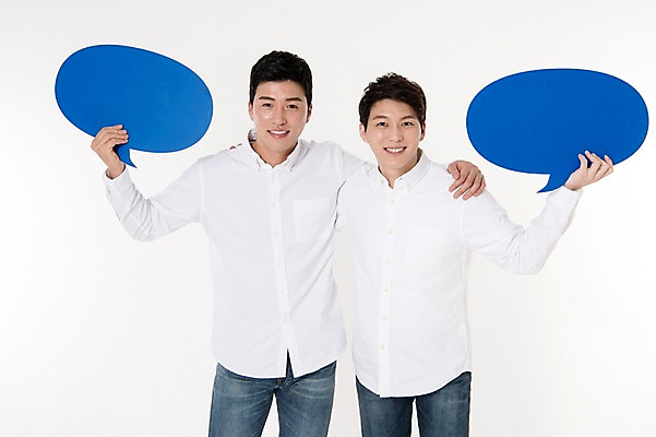 포토 JPG 스튜디오촬영 배너 남자 말풍선 남방 어깨동무 프레임 함께함 실내 서기 웃음 들기 상반신 두명 앞모습 캐주얼 30대 친구 우정 한국인 청바지 흰배경 성인남자만 국내포토 옷 뷰포인트 포즈 백그라운드 컨셉 셔츠 바지 관계 모션 표정 사람 동양인 내부 장년 흰색 남자만 성인만 파일형식 컬러 상의 하의 인종