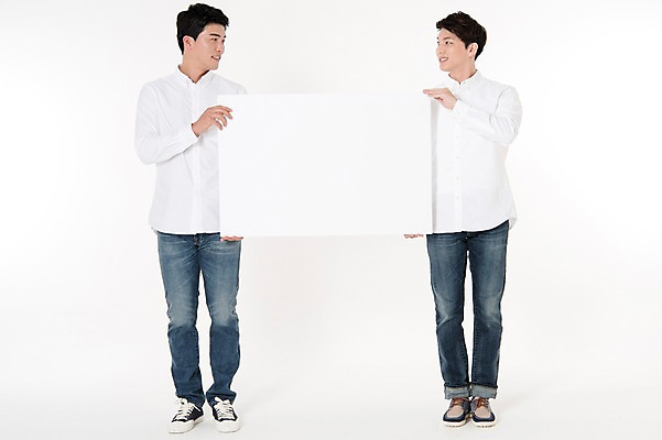 포토 JPG 스튜디오촬영 전신 배너 응시 남자 남방 사각프레임 프레임 함께함 실내 서기 웃음 들기 두명 앞모습 캐주얼 30대 친구 마주보기 우정 한국인 청바지 흰배경 성인남자만 국내포토 시선 옷 뷰포인트 백그라운드 컨셉 셔츠 바지 관계 모션 표정 사람 동양인 내부 장년 사각형 흰색 남자만 성인만 파일형식