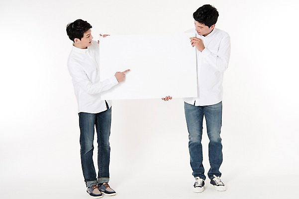 포토 JPG 스튜디오촬영 전신 배너 응시 남자 남방 사각프레임 프레임 함께함 실내 서기 들기 두명 앞모습 캐주얼 30대 친구 우정 한국인 청바지 가리킴 흰배경 성인남자만 국내포토 시선 옷 뷰포인트 백그라운드 컨셉 셔츠 바지 관계 모션 사람 동양인 손짓 내부 장년 사각형 흰색 남자만 성인만 파일형식