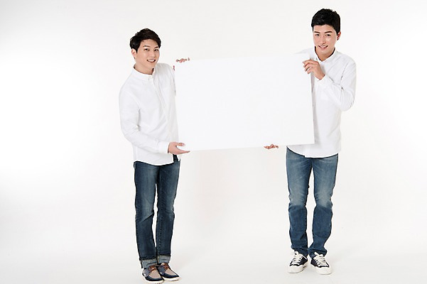 포토 JPG 스튜디오촬영 전신 배너 남자 남방 사각프레임 프레임 함께함 실내 서기 웃음 들기 두명 앞모습 캐주얼 30대 친구 우정 한국인 청바지 흰배경 성인남자만 국내포토 옷 뷰포인트 백그라운드 컨셉 셔츠 바지 관계 모션 표정 사람 동양인 내부 장년 사각형 흰색 남자만 성인만 파일형식