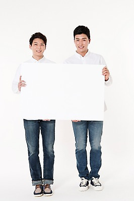 포토 JPG 스튜디오촬영 전신 배너 남자 남방 사각프레임 프레임 함께함 실내 서기 웃음 들기 두명 앞모습 캐주얼 30대 친구 우정 한국인 청바지 흰배경 성인남자만 국내포토 옷 뷰포인트 백그라운드 컨셉 셔츠 바지 관계 모션 표정 사람 동양인 내부 장년 사각형 흰색 남자만 성인만 파일형식