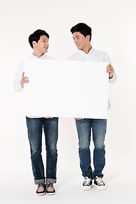 포토 JPG 스튜디오촬영 전신 배너 응시 남자 남방 사각프레임 프레임 함께함 실내 서기 웃음 들기 두명 앞모습 캐주얼 30대 친구 마주보기 우정 한국인 청바지 흰배경 성인남자만 국내포토 시선 옷 뷰포인트 백그라운드 컨셉 셔츠 바지 관계 모션 표정 사람 동양인 내부 장년 사각형 흰색 남자만 성인만 파일형식