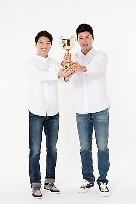 포토 JPG 스튜디오촬영 전신 남자 남방 함께함 실내 서기 웃음 들기 두명 앞모습 캐주얼 30대 친구 우정 한국인 청바지 트로피 흰배경 성인남자만 국내포토 옷 뷰포인트 백그라운드 컨셉 셔츠 바지 관계 모션 표정 사람 동양인 내부 장년 흰색 상_우승 남자만 성인만 파일형식