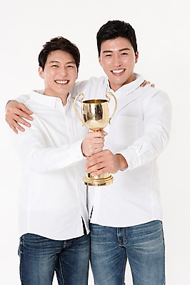 포토 JPG 스튜디오촬영 남자 남방 어깨동무 함께함 실내 서기 웃음 들기 상반신 두명 앞모습 캐주얼 30대 친구 우정 한국인 청바지 트로피 흰배경 성인남자만 국내포토 옷 뷰포인트 포즈 백그라운드 컨셉 셔츠 바지 관계 모션 표정 사람 동양인 내부 장년 흰색 상_우승 남자만 성인만 파일형식