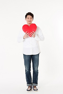 포토 JPG 스튜디오촬영 전신 남자 쿠션 실내 사랑 한명 서기 웃음 들기 성인 앞모습 30대 눈감음 한국인 하트 흰배경 하트쿠션 성인남자한명만 국내포토 모양 1 감정 뷰포인트 백그라운드 모션 표정 사람 동양인 내부 장년 흰색 남자한명만 성인남자만 파일형식