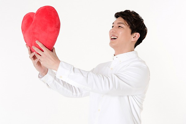 포토 JPG 스튜디오촬영 응시 남자 쿠션 실내 사랑 한명 서기 웃음 들기 상반신 성인 옆모습 30대 한국인 하트 흰배경 하트쿠션 성인남자한명만 국내포토 모양 1 시선 감정 뷰포인트 백그라운드 모션 표정 사람 동양인 내부 장년 흰색 남자한명만 성인남자만 파일형식