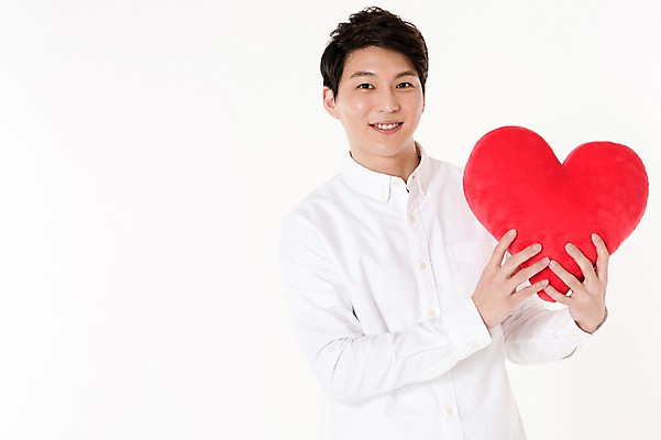 포토 JPG 스튜디오촬영 남자 쿠션 실내 사랑 한명 서기 웃음 들기 상반신 성인 앞모습 30대 한국인 하트 흰배경 하트쿠션 성인남자한명만 국내포토 모양 1 감정 뷰포인트 백그라운드 모션 표정 사람 동양인 내부 장년 흰색 남자한명만 성인남자만 파일형식