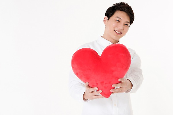 포토 JPG 스튜디오촬영 남자 쿠션 실내 사랑 한명 서기 웃음 들기 상반신 성인 앞모습 30대 한국인 하트 흰배경 하트쿠션 성인남자한명만 국내포토 모양 1 감정 뷰포인트 백그라운드 모션 표정 사람 동양인 내부 장년 흰색 남자한명만 성인남자만 파일형식