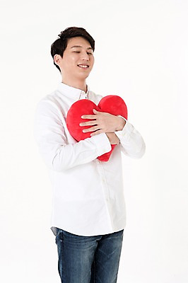 포토 JPG 스튜디오촬영 남자 쿠션 안기 실내 사랑 한명 서기 웃음 들기 상반신 성인 앞모습 30대 눈감음 한국인 하트 흰배경 하트쿠션 성인남자한명만 국내포토 모양 1 감정 뷰포인트 백그라운드 모션 표정 사람 동양인 내부 장년 흰색 남자한명만 성인남자만 파일형식