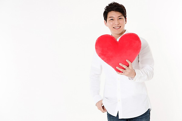 포토 JPG 스튜디오촬영 남자 쿠션 실내 사랑 한명 서기 웃음 들기 상반신 성인 앞모습 30대 한국인 하트 흰배경 하트쿠션 성인남자한명만 국내포토 모양 1 감정 뷰포인트 백그라운드 모션 표정 사람 동양인 내부 장년 흰색 남자한명만 성인남자만 파일형식