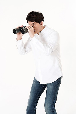 포토 JPG 스튜디오촬영 응시 남자 실내 한명 서기 들기 상반신 성인 옆모습 30대 망원경 한국인 관찰 흰배경 성인남자한명만 국내포토 1 시선 뷰포인트 백그라운드 모션 사람 동양인 내부 장년 흰색 남자한명만 성인남자만 파일형식