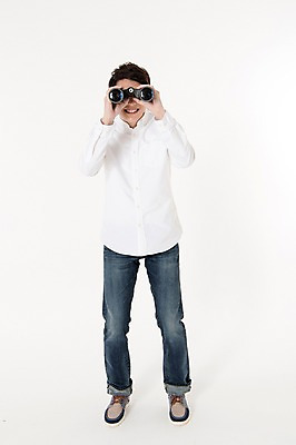 포토 JPG 스튜디오촬영 전신 남자 실내 한명 서기 웃음 들기 성인 앞모습 30대 망원경 한국인 관찰 흰배경 성인남자한명만 국내포토 1 뷰포인트 백그라운드 모션 표정 사람 동양인 내부 장년 흰색 남자한명만 성인남자만 파일형식