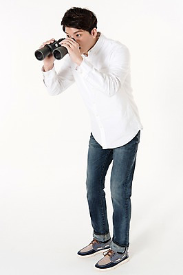 포토 JPG 스튜디오촬영 전신 응시 남자 실내 한명 서기 들기 성인 옆모습 30대 망원경 한국인 관찰 흰배경 성인남자한명만 국내포토 1 시선 뷰포인트 백그라운드 모션 사람 동양인 내부 장년 흰색 남자한명만 성인남자만 파일형식