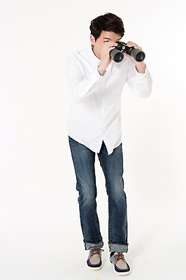 포토 JPG 스튜디오촬영 전신 응시 남자 실내 한명 서기 들기 성인 앞모습 30대 망원경 한국인 관찰 흰배경 성인남자한명만 국내포토 1 시선 뷰포인트 백그라운드 모션 사람 동양인 내부 장년 흰색 남자한명만 성인남자만 파일형식