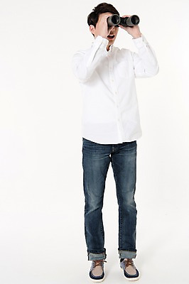 포토 JPG 스튜디오촬영 전신 응시 남자 실내 한명 서기 들기 성인 앞모습 30대 망원경 한국인 관찰 흰배경 성인남자한명만 국내포토 1 시선 뷰포인트 백그라운드 모션 사람 동양인 내부 장년 흰색 남자한명만 성인남자만 파일형식