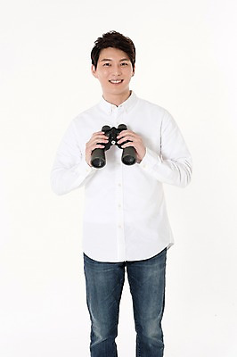 포토 JPG 스튜디오촬영 남자 실내 한명 서기 웃음 들기 상반신 성인 앞모습 30대 망원경 한국인 흰배경 성인남자한명만 국내포토 1 뷰포인트 백그라운드 모션 표정 사람 동양인 내부 장년 흰색 남자한명만 성인남자만 파일형식